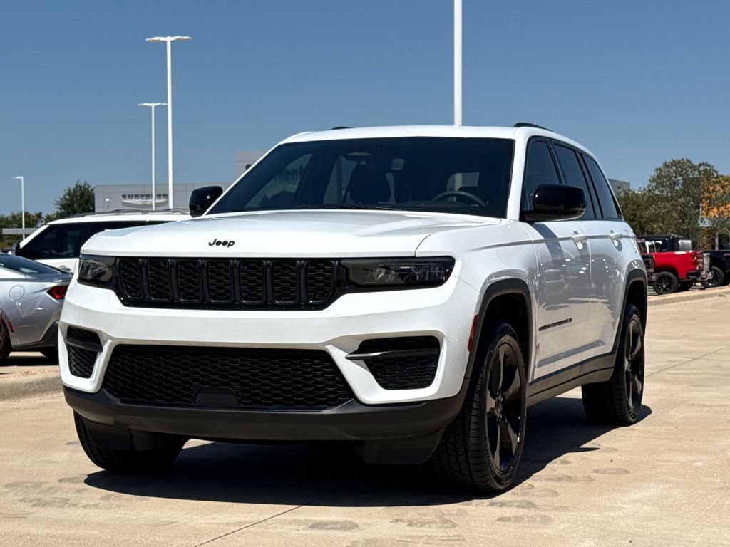 Used 2024 Jeep Grand Cherokee Altitude RWD image 3
