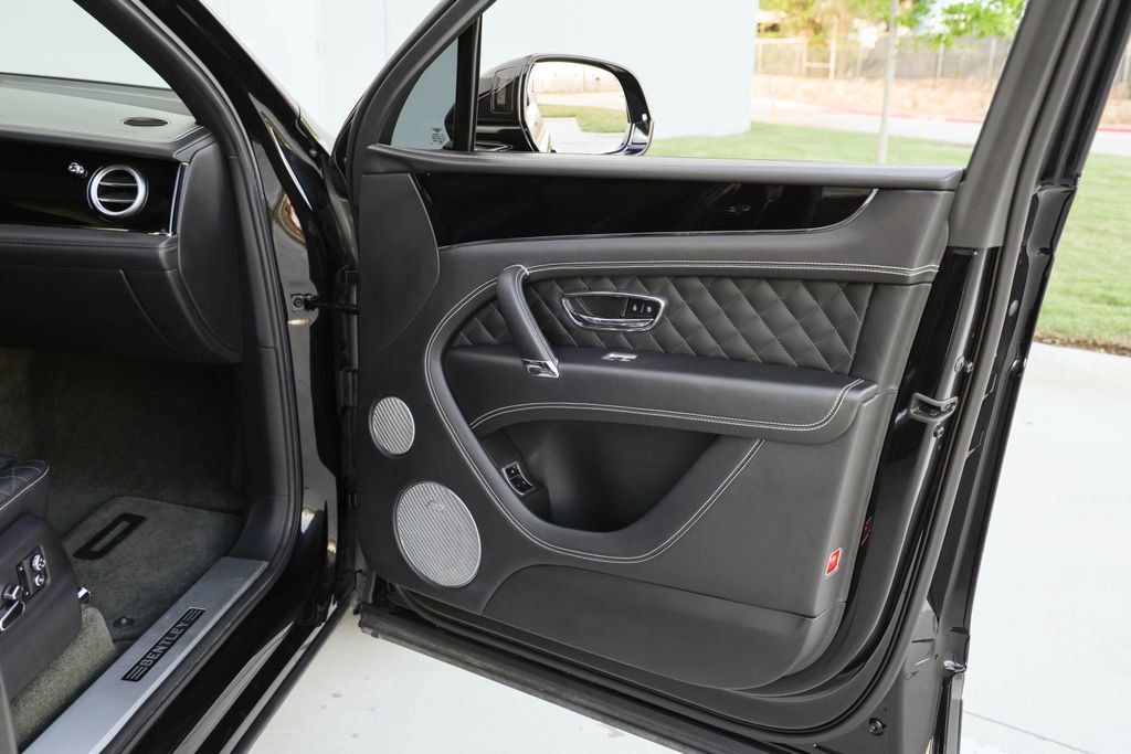 Used 2018 Bentley Bentayga image 21