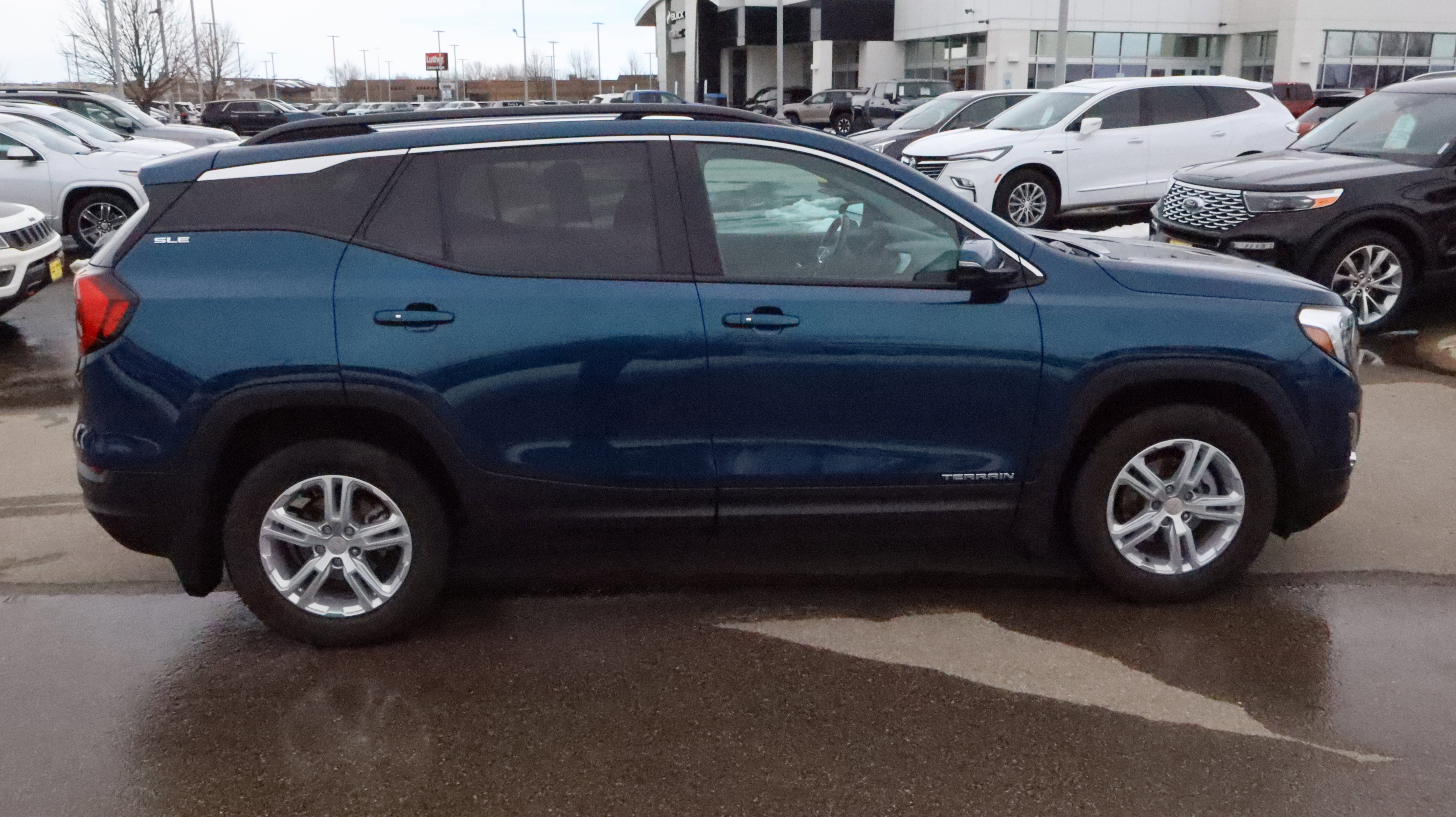 Used 2021 GMC Terrain SLE w/ Driver Convenience Package AWD/4WD image 8