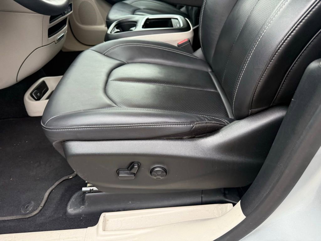 Used 2024 Chrysler Pacifica Touring-L image 12