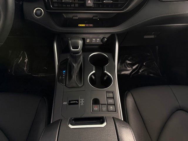 Used 2025 Toyota Highlander XLE FWD image 24
