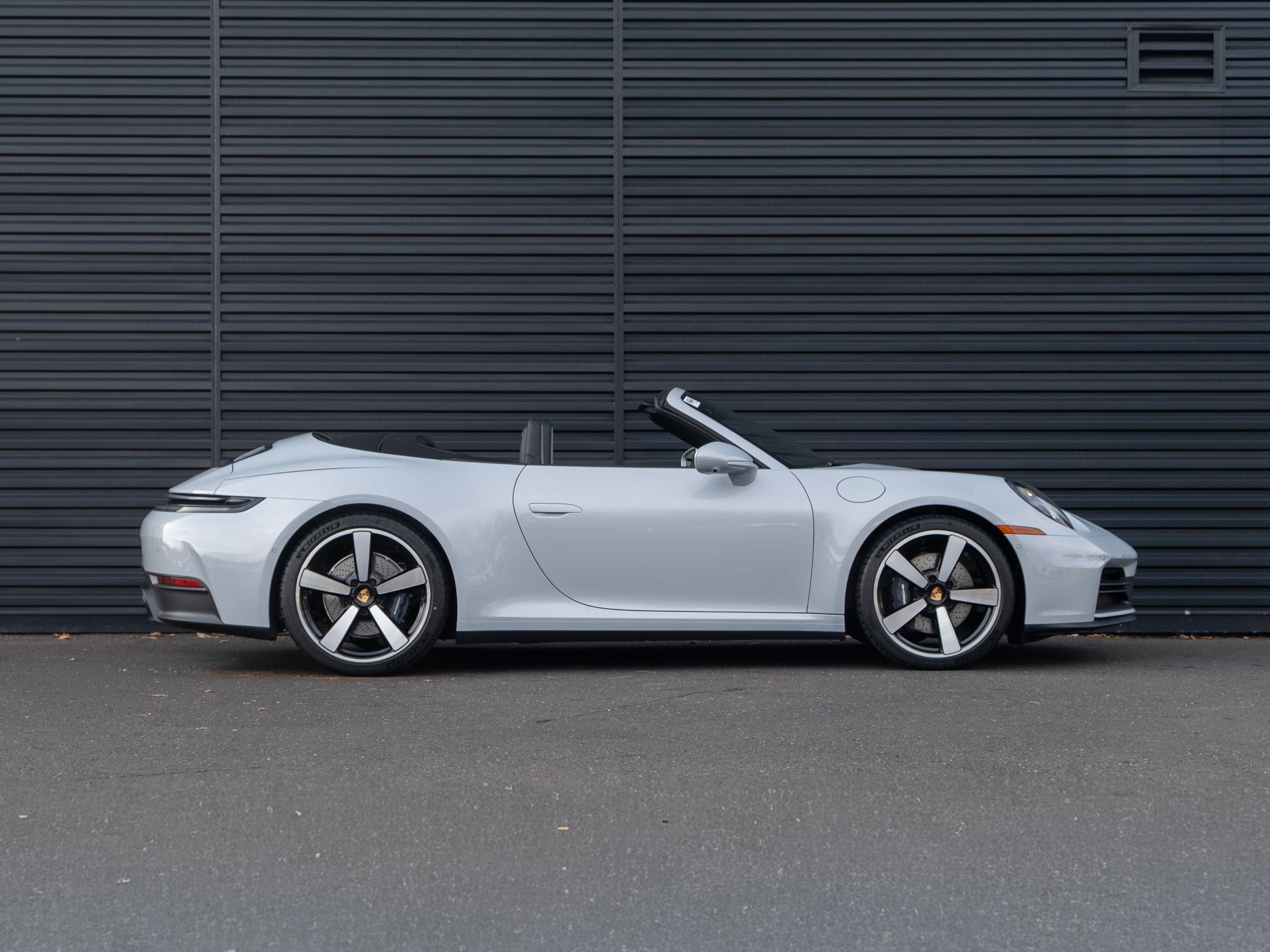 Certified 2025 Porsche 911 Carrera image 9