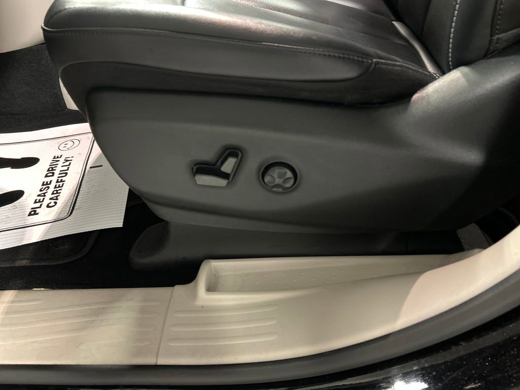 Used 2024 Chrysler Pacifica Touring-L FWD image 13