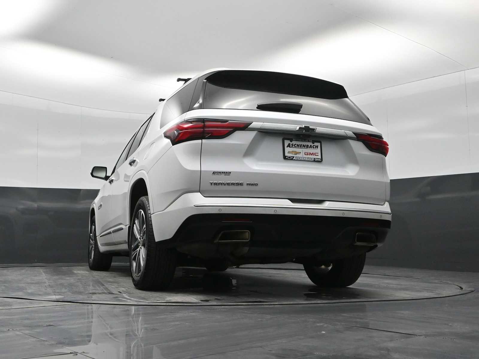 Used 2023 Chevrolet Traverse High Country image 32