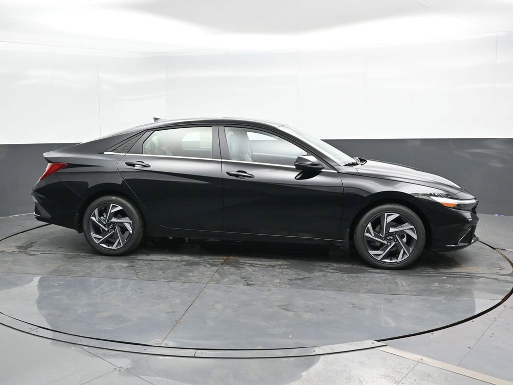 Used 2025 Hyundai Elantra Limited FWD image 4