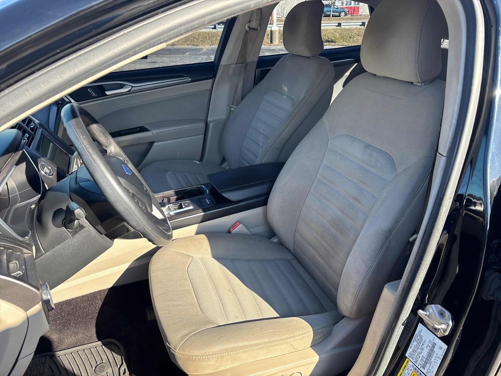 Used 2017 Ford Fusion SE w/ Fusion SE Technology Package image 13