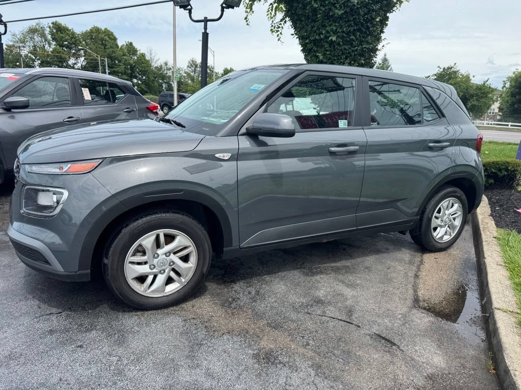 Used 2025 Hyundai Venue SE FWD image 2