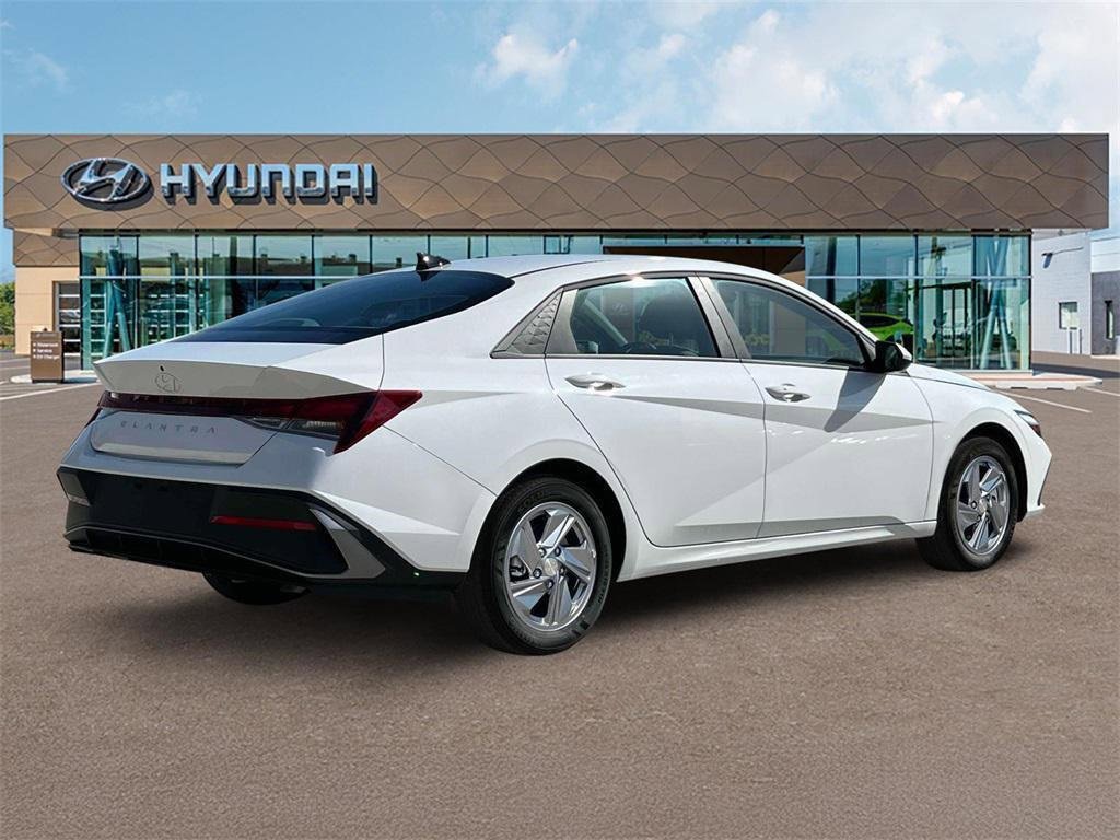 New 2025 Hyundai Elantra SE image 8
