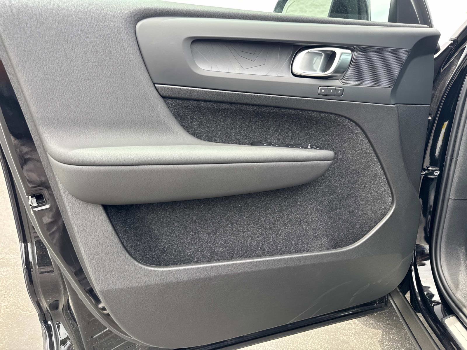 New 2025 Volvo EX40 Core w/ Climate Package image 10