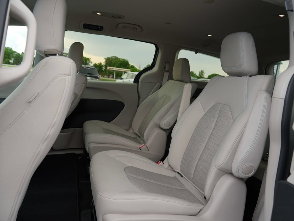 Used 2017 Chrysler Pacifica Touring Plus FWD image 18
