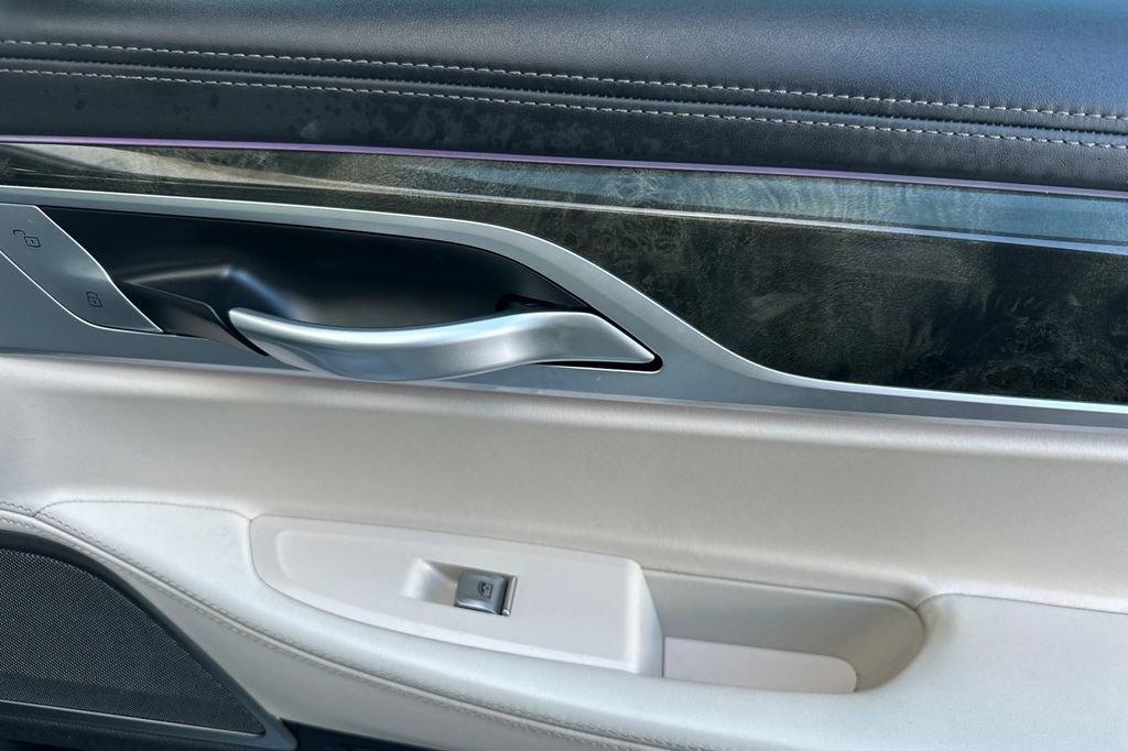 Used 2022 BMW ALPINA B7 xDrive w/ Luxury Rear Seating Package image 18