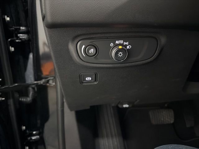 Used 2023 GMC Terrain SLE w/ Driver Convenience Package image 16