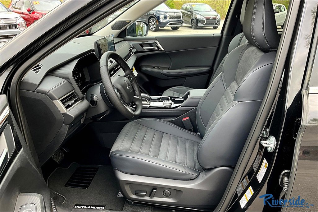 New 2025 Mitsubishi Outlander SE image 9