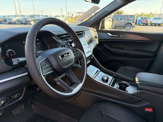 New 2025 Jeep Grand Cherokee Altitude image 7