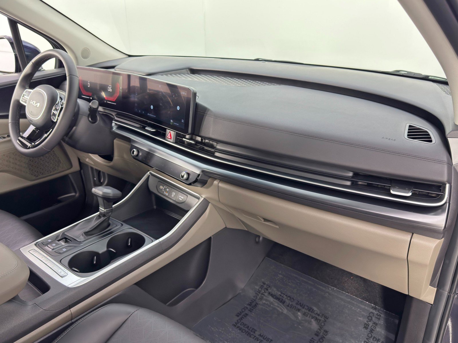 Used 2025 Kia Carnival FWD image 14