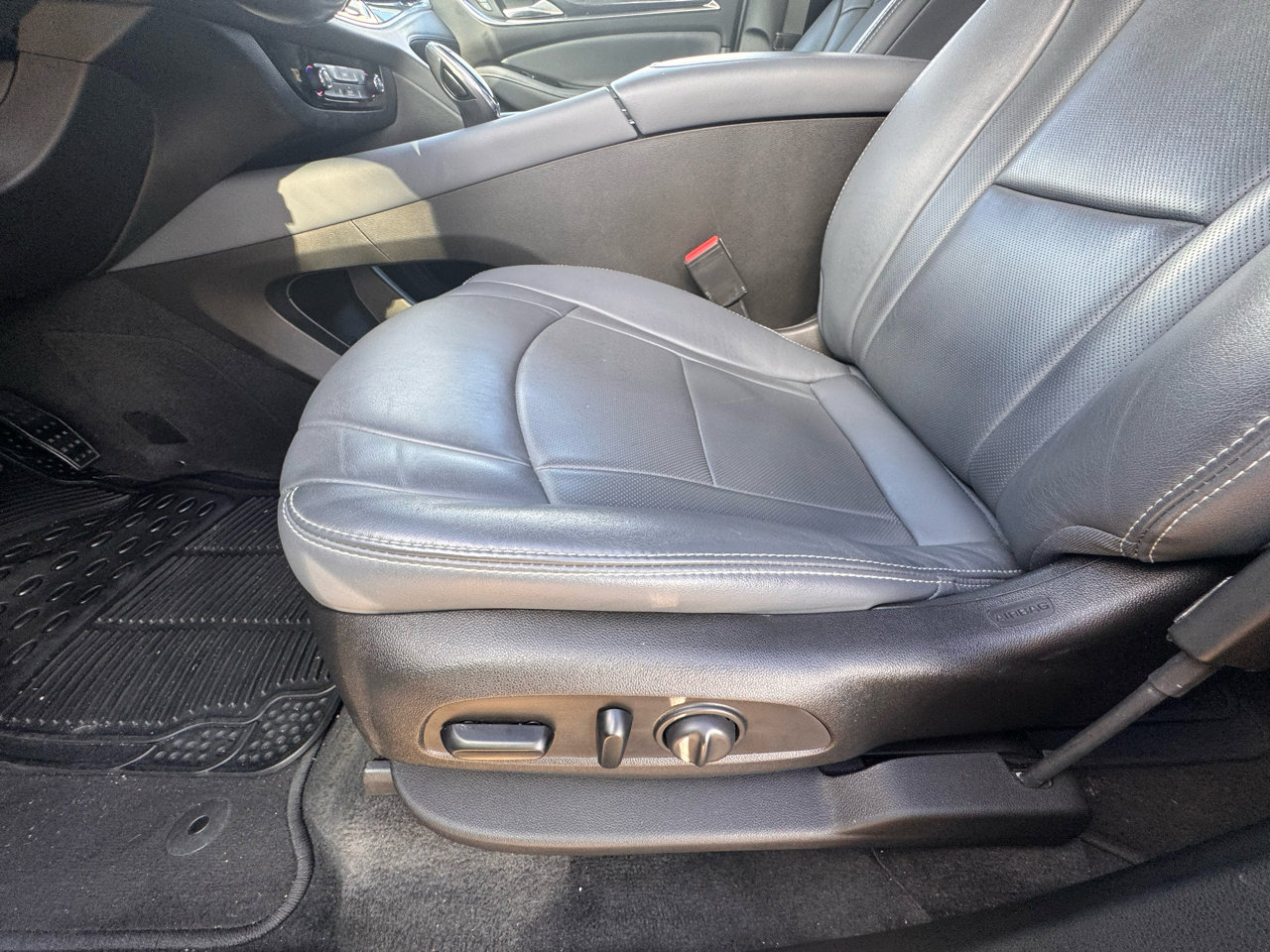 Used 2019 Buick Enclave Essence image 28