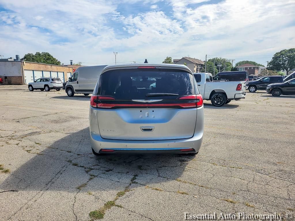Certified 2023 Chrysler Pacifica Touring-L FWD image 12