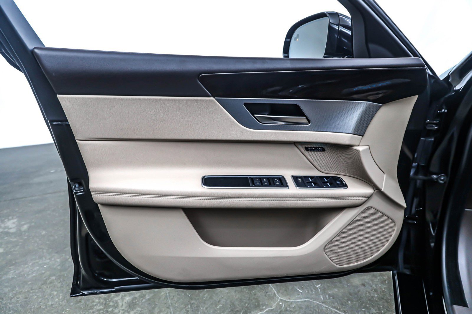 Used 2020 Jaguar XF Prestige image 20