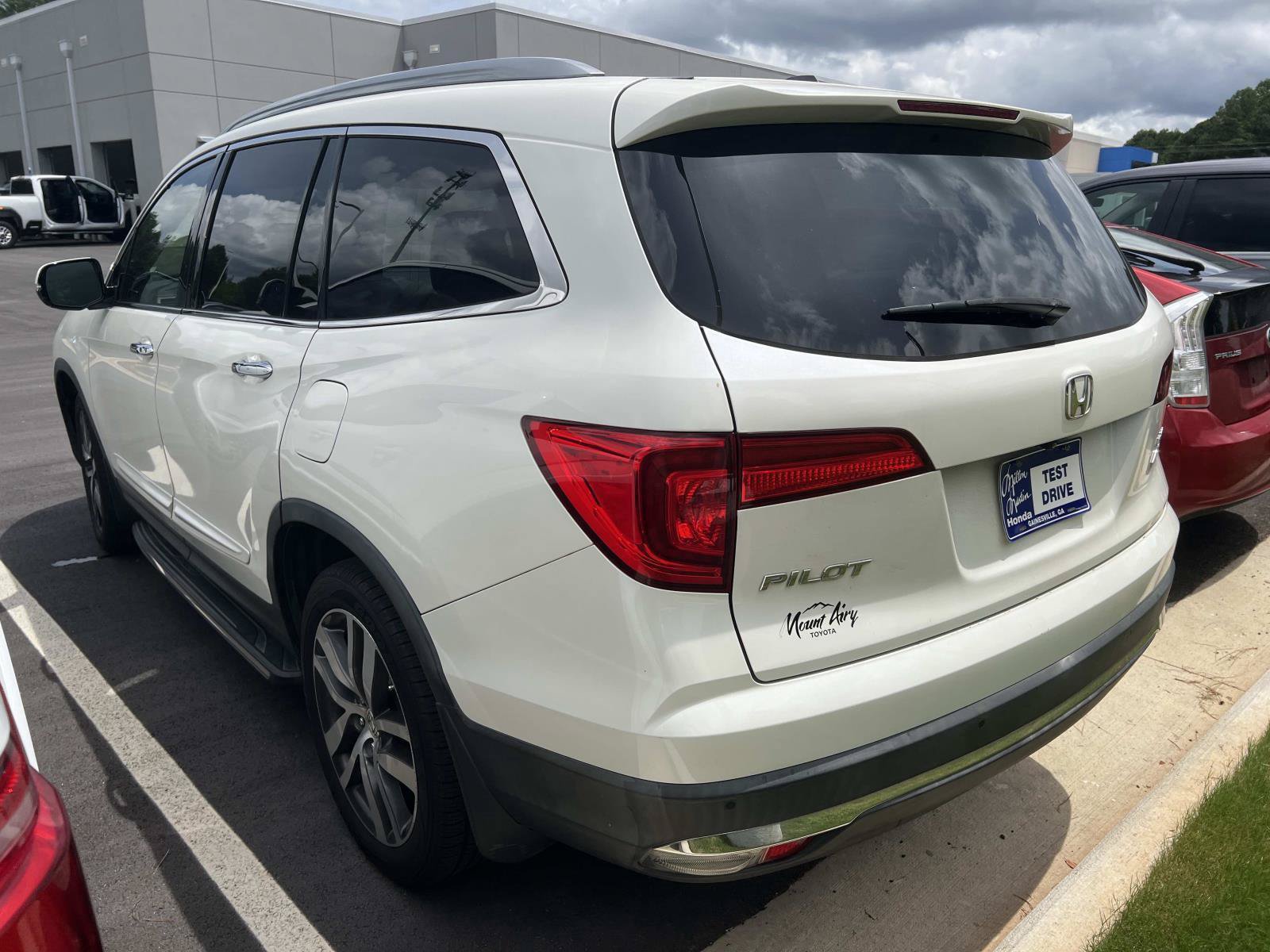 Used 2017 Honda Pilot Elite image 3