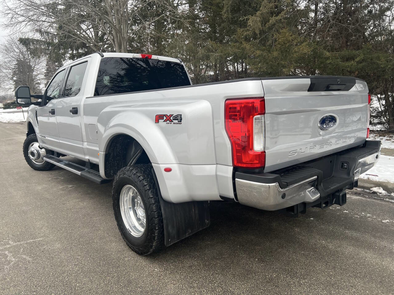 Used 2017 Ford F350 XLT w/ XLT Value Package AWD/4WD image 4