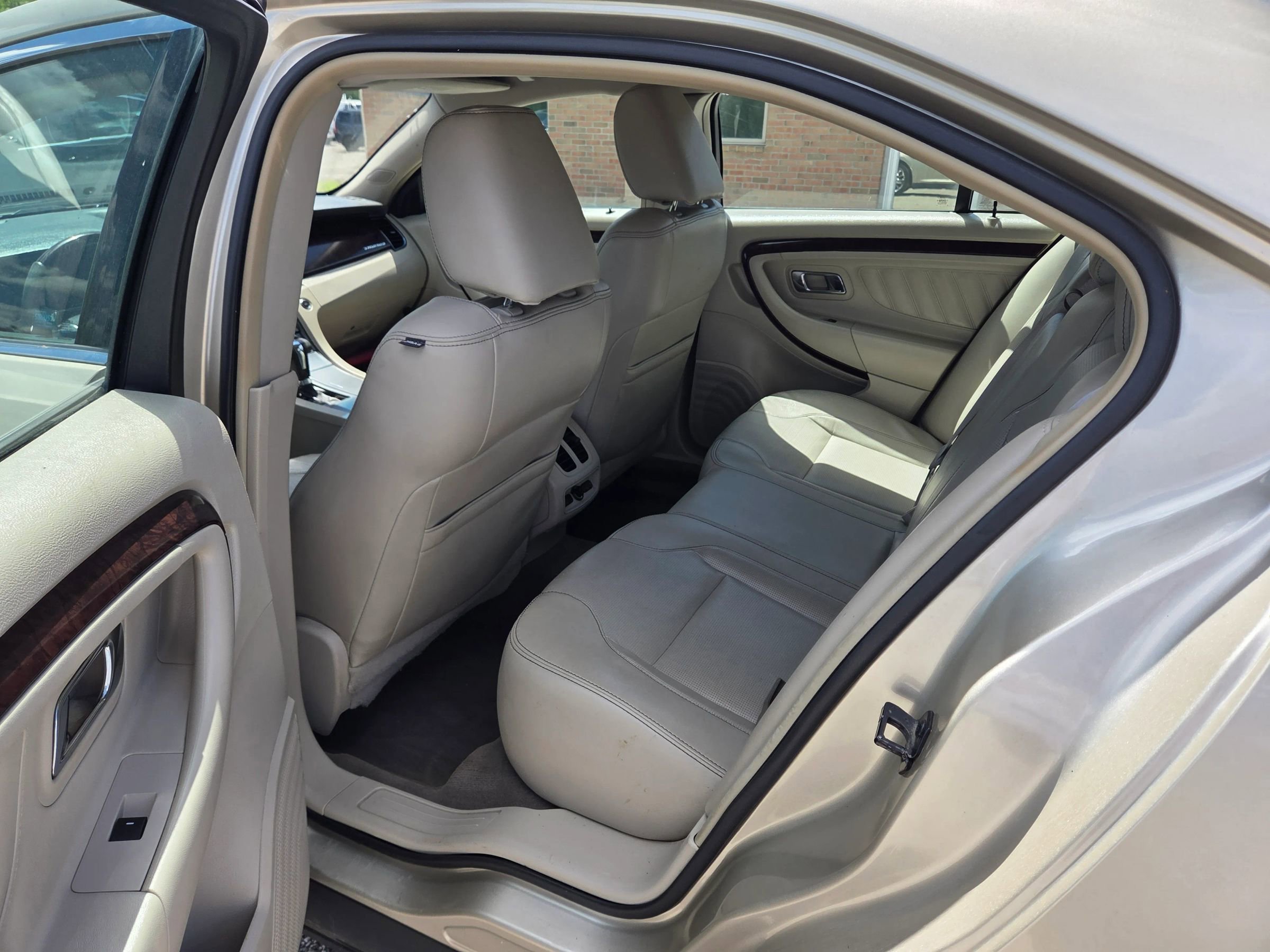 Used 2010 Ford Taurus Limited AWD/4WD image 18
