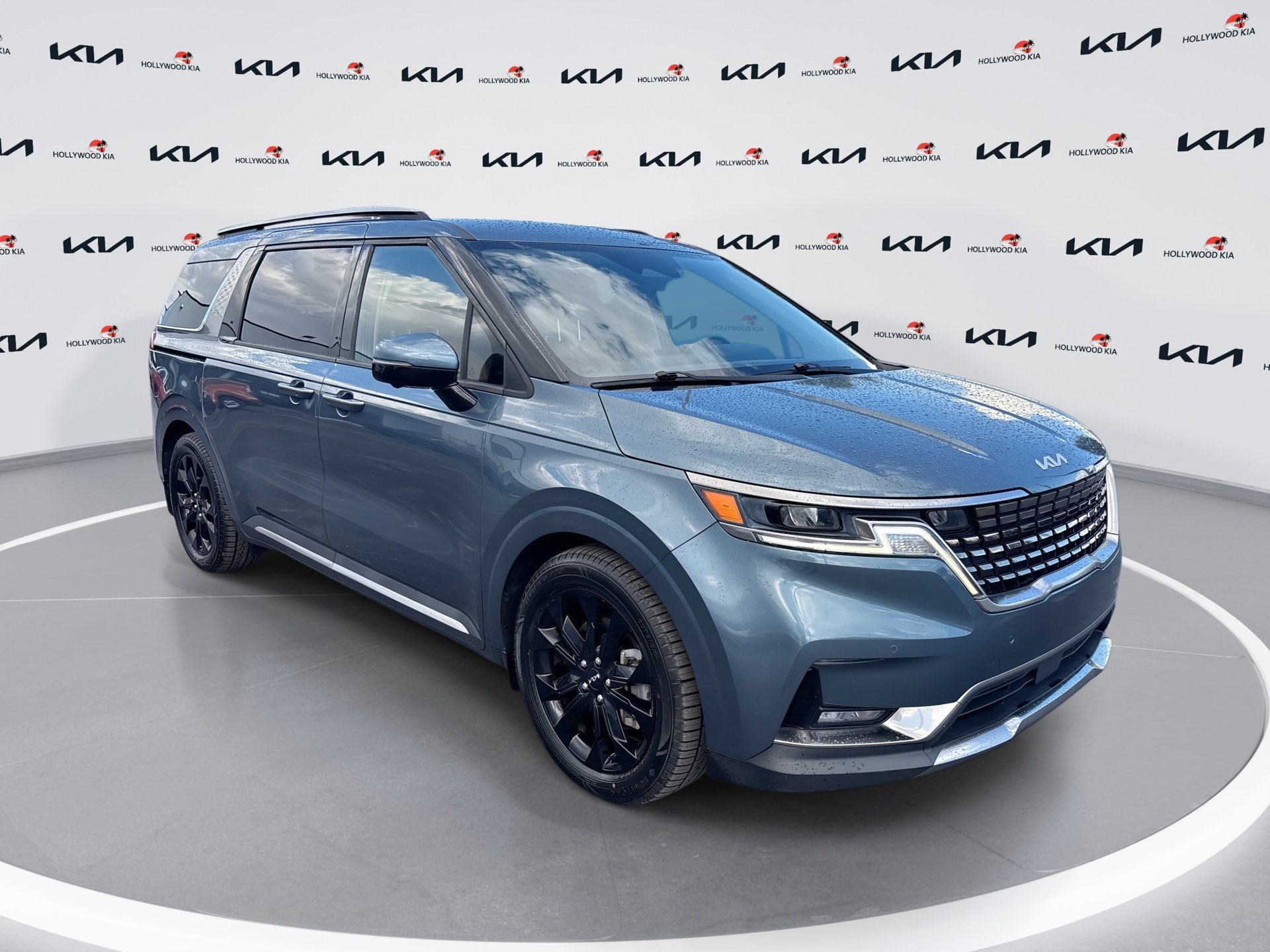 Used 2023 Kia Carnival SX FWD image 1
