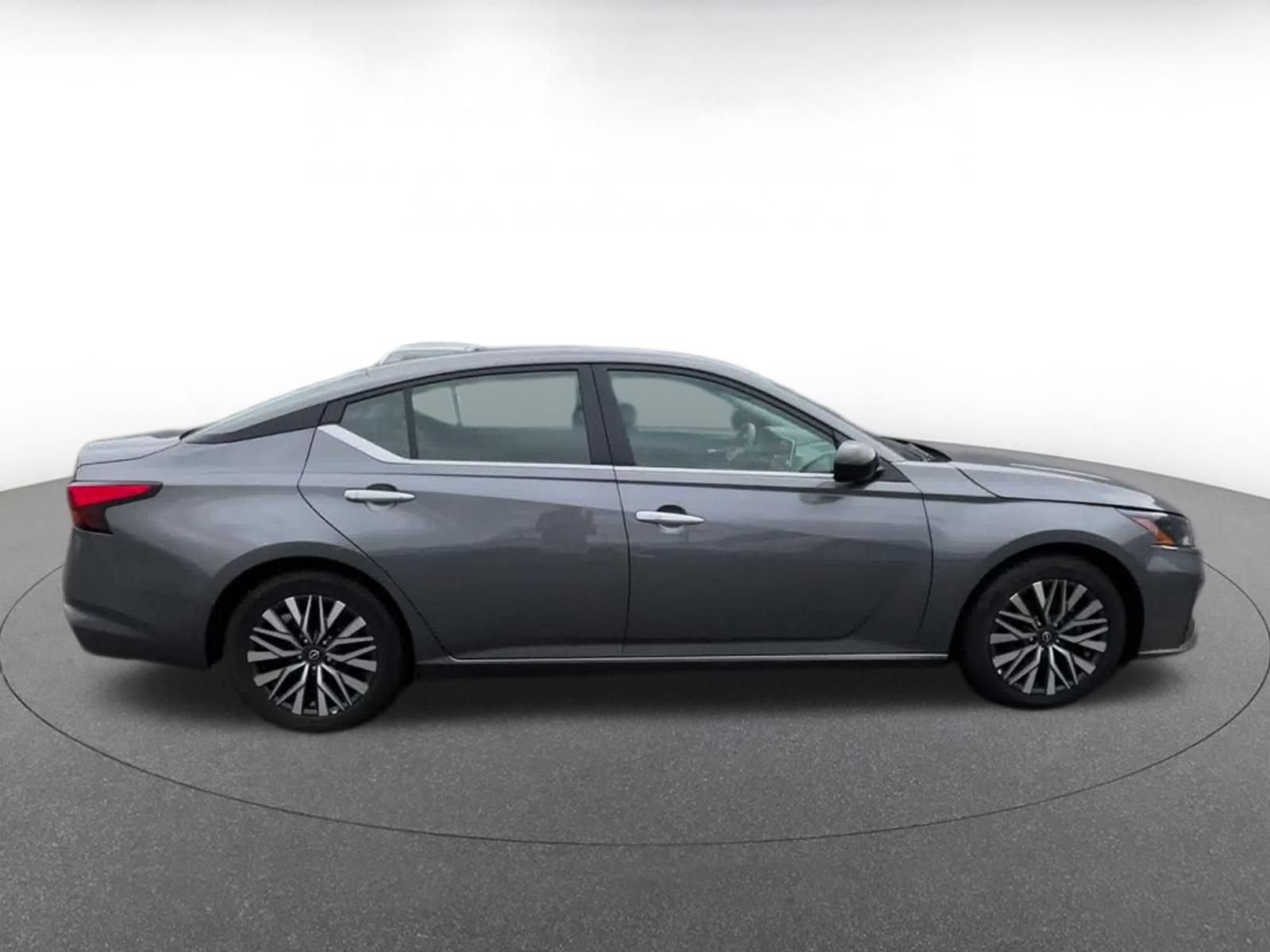 Used 2025 Nissan Altima 2.5 SV FWD image 15
