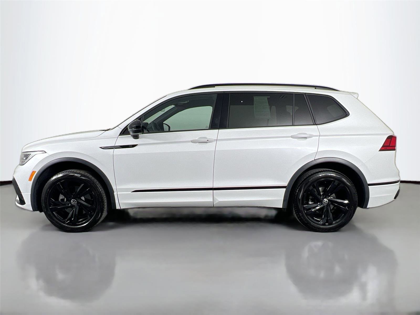 Used 2024 Volkswagen Tiguan SE R-Line AWD/4WD image 3