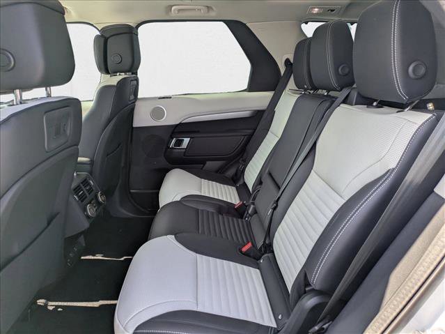 New 2025 Land Rover Discovery Dynamic SE image 16