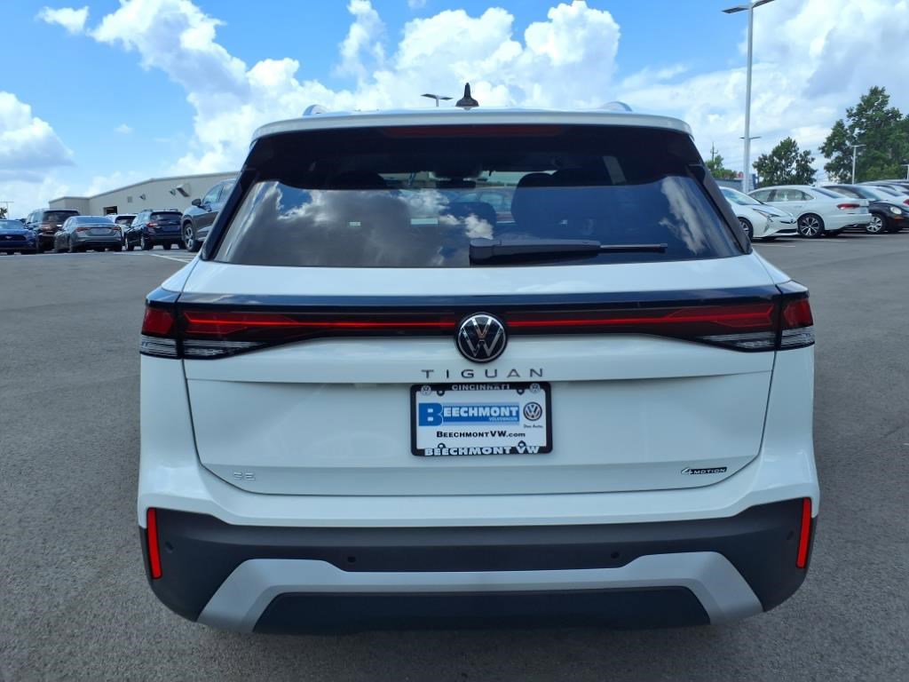 New 2025 Volkswagen Tiguan SE image 23