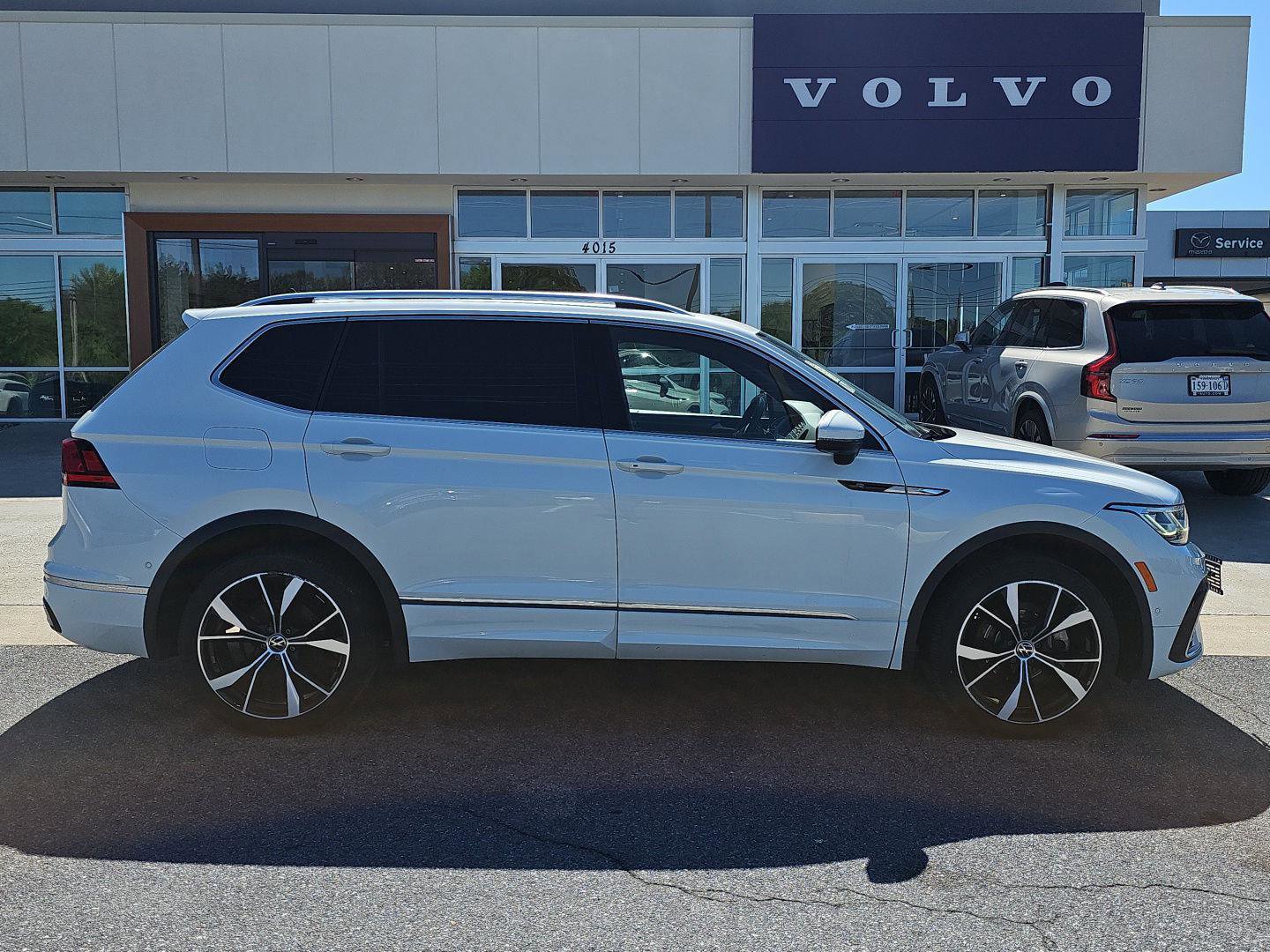 Used 2022 Volkswagen Tiguan SEL R-Line AWD/4WD image 6