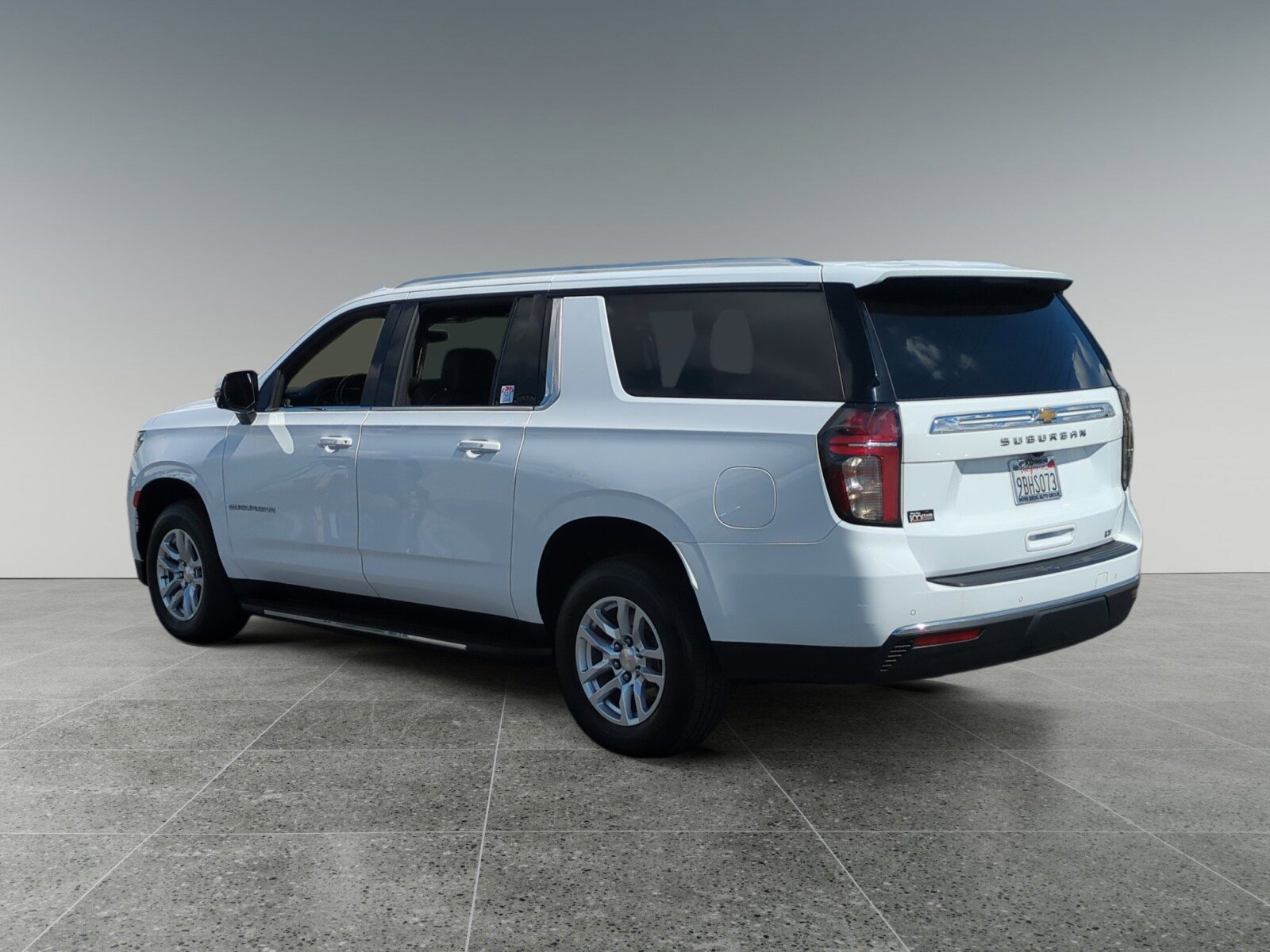 Used 2022 Chevrolet Suburban LT w/ Luxury Package AWD/4WD image 3