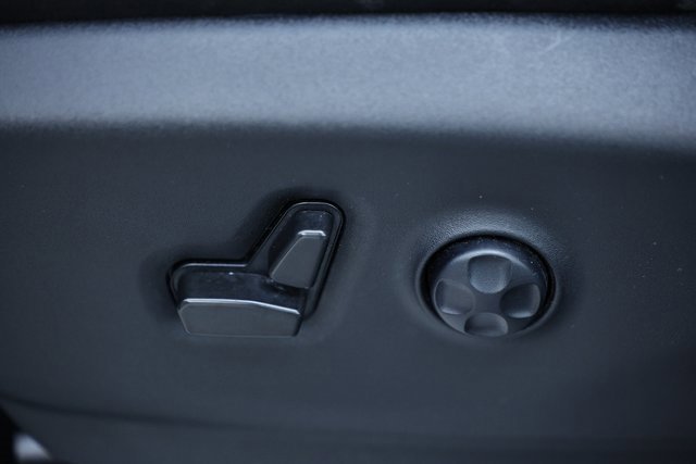 Used 2022 Chrysler Voyager LX image 20