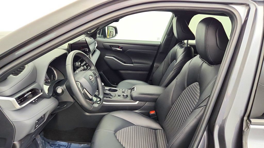Used 2024 Toyota Highlander XSE AWD/4WD image 19