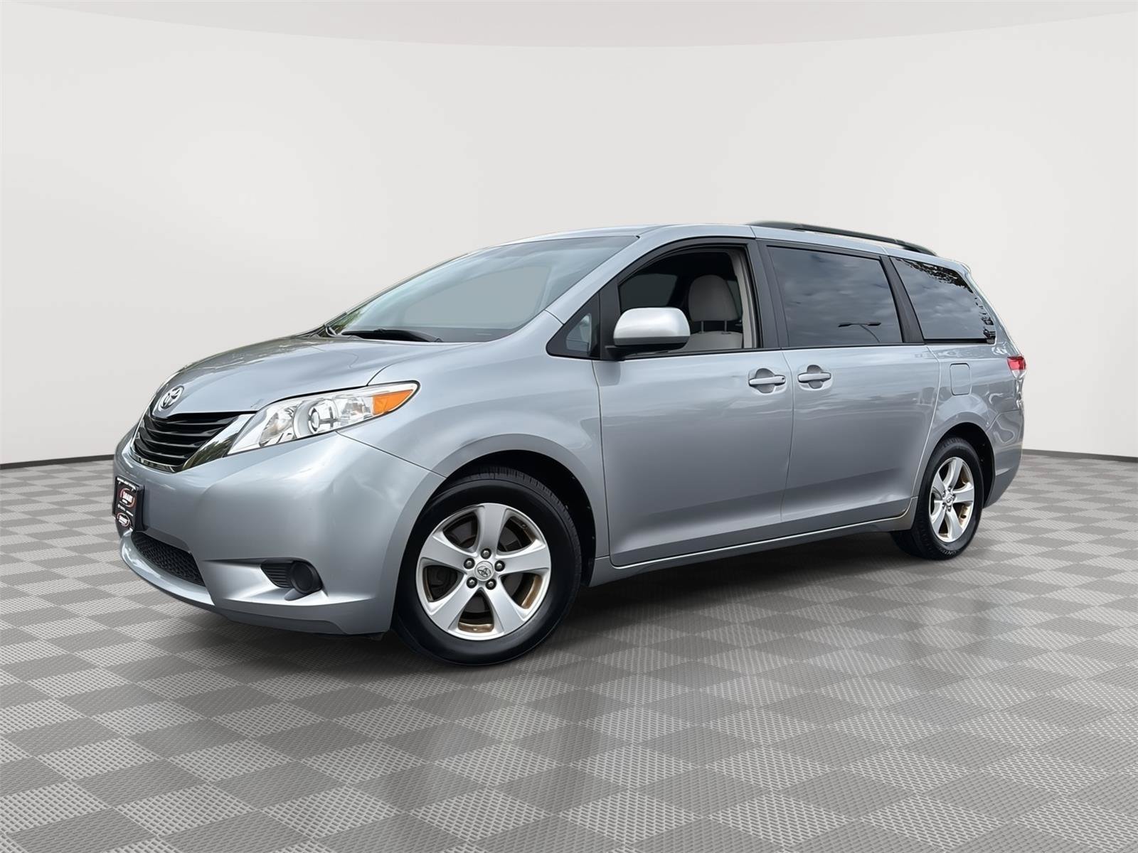 Used 2011 Toyota Sienna LE w/ Towing Pkg