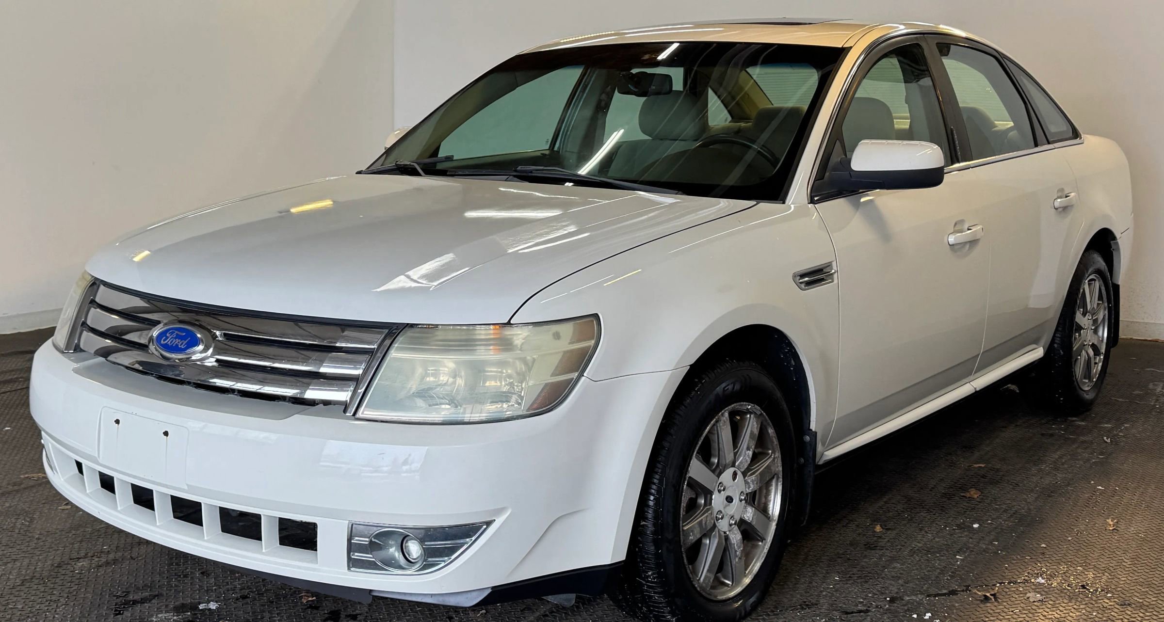 Used 2009 Ford Taurus SEL image 2