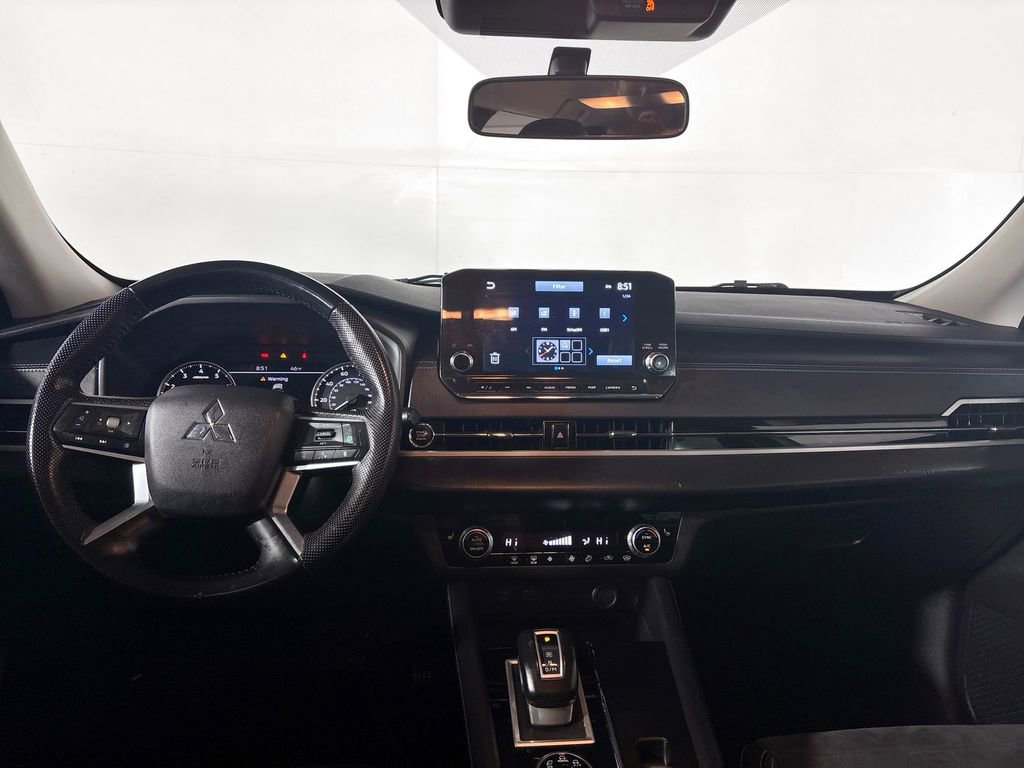 Used 2023 Mitsubishi Outlander SE image 12
