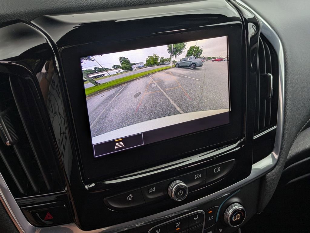 Used 2022 Chevrolet Traverse LT FWD image 17