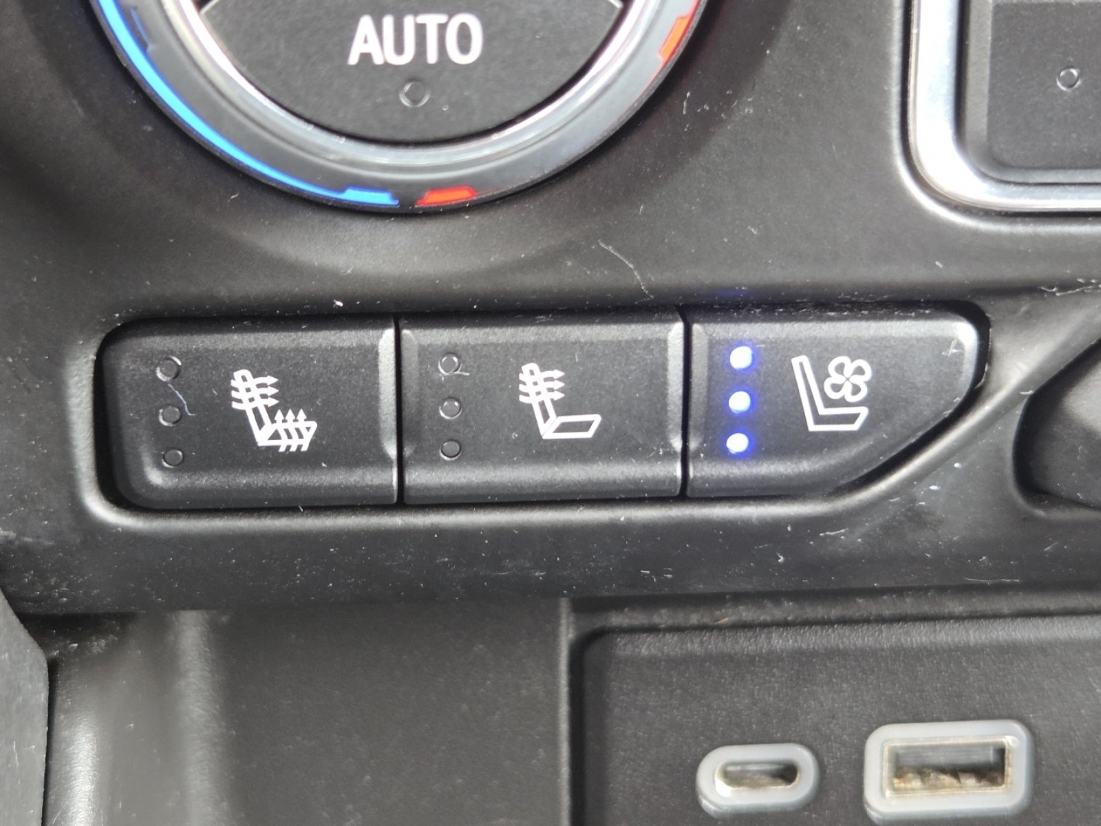 Used 2023 Chevrolet Suburban Premier AWD/4WD image 4