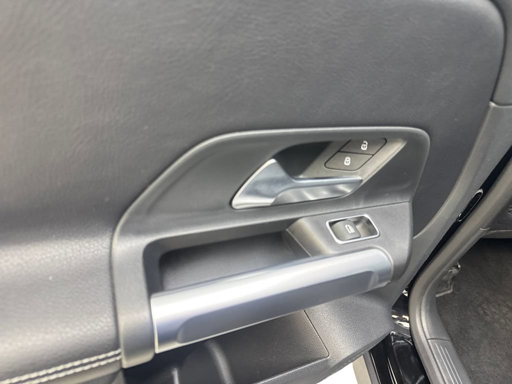 Used 2025 Mercedes-Benz GLB 250 4MATIC image 37