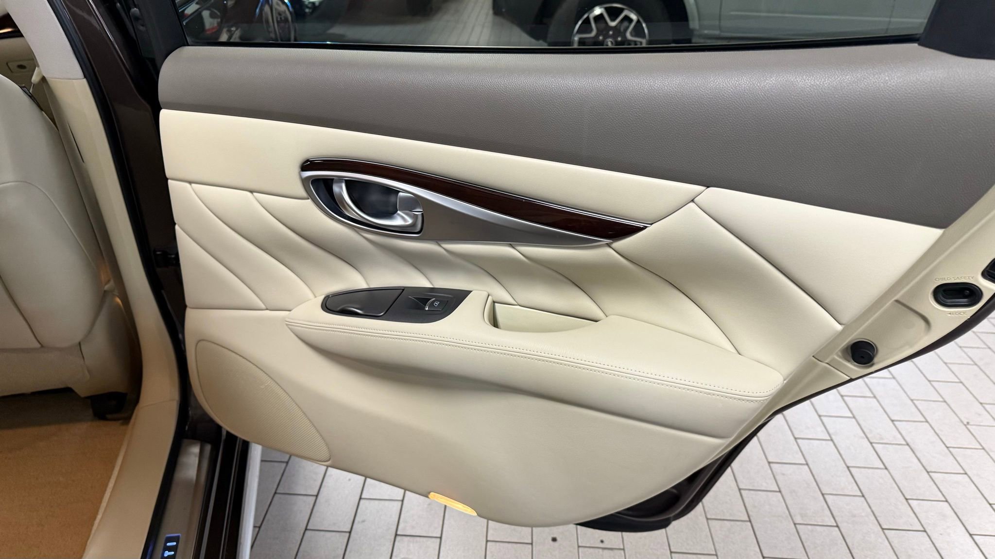 Used 2016 INFINITI Q70 L 3.7 image 22