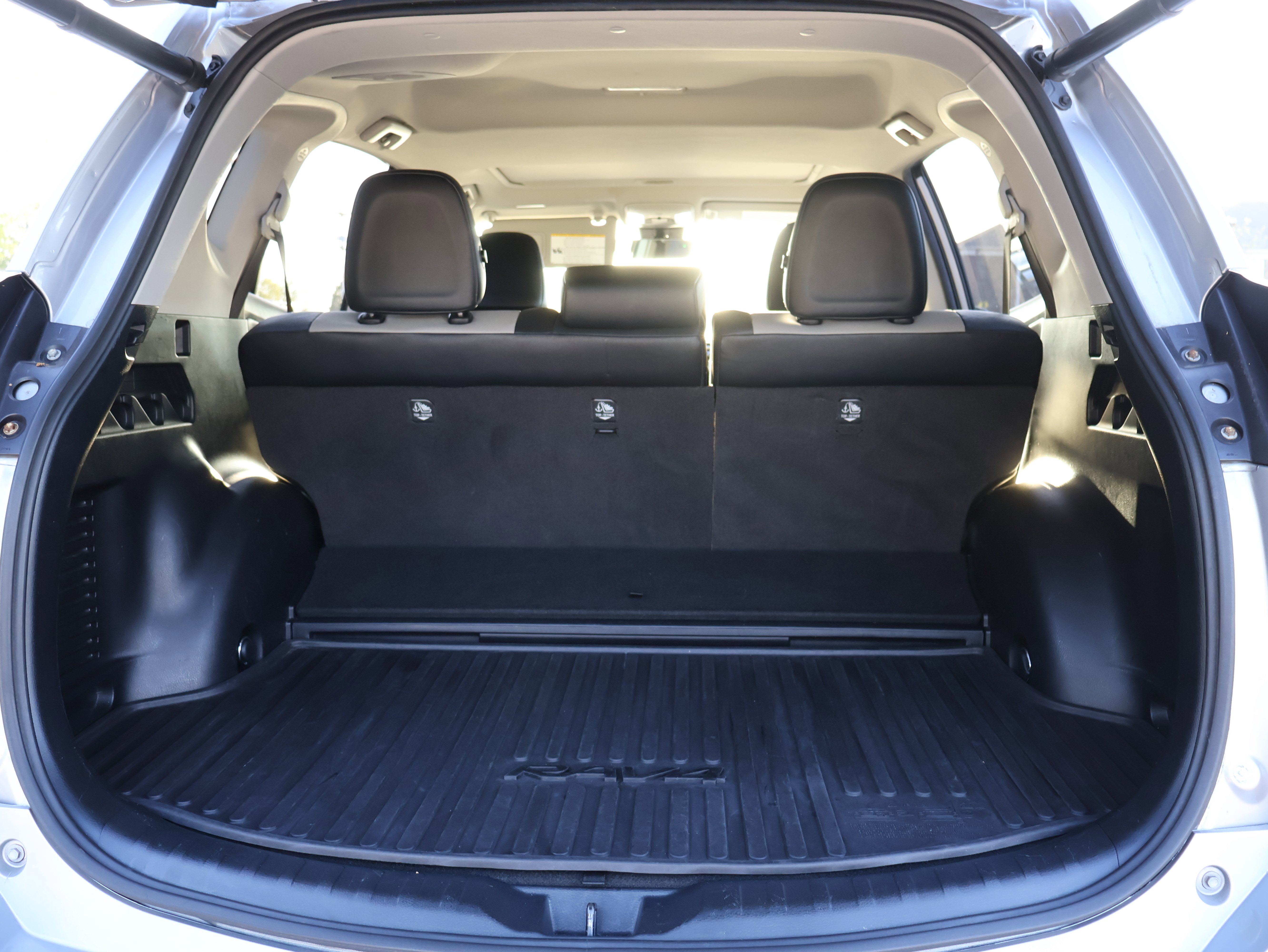 Used 2018 Toyota RAV4 Limited image 19