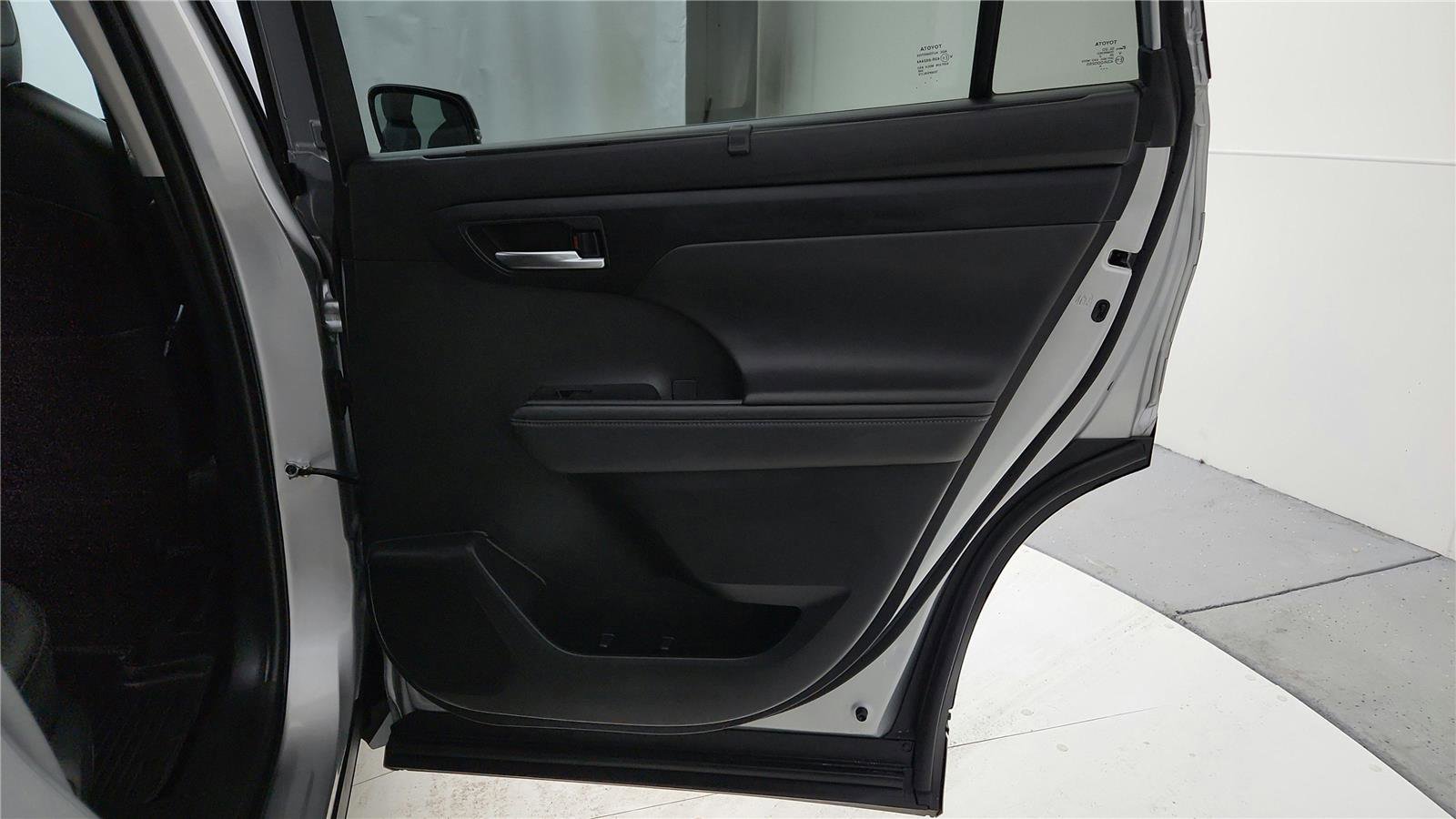 Used 2022 Toyota Highlander XLE image 16