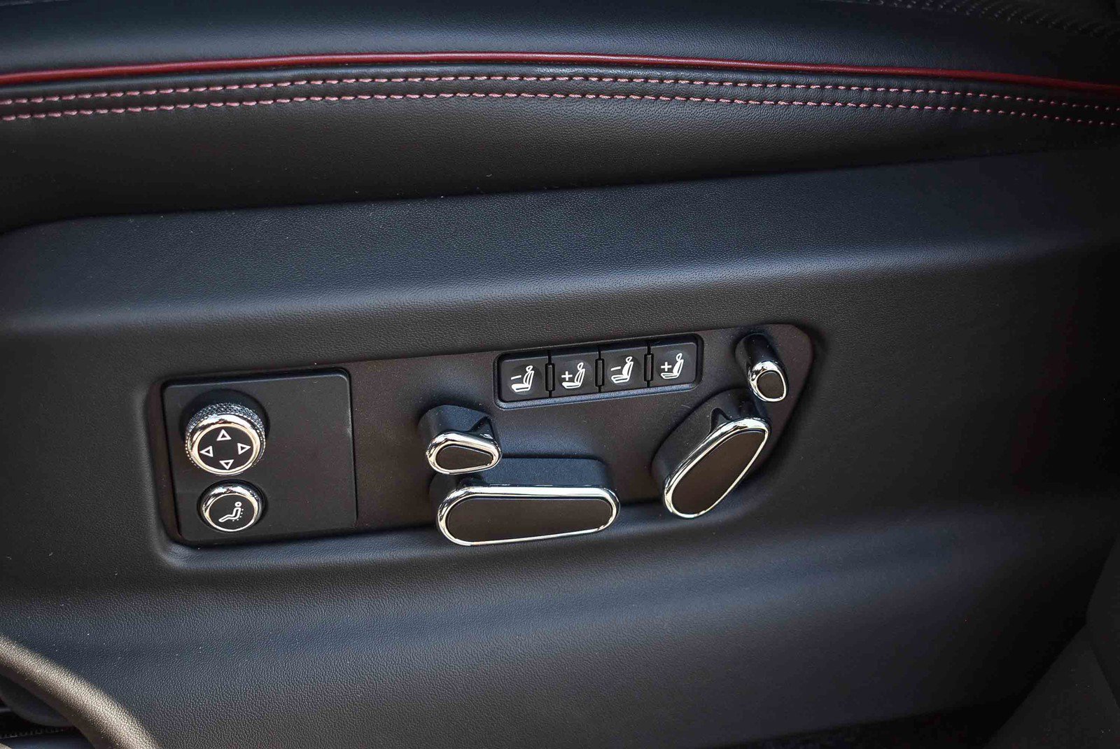 Used 2025 Bentley Bentayga Extended Wheelbase image 21