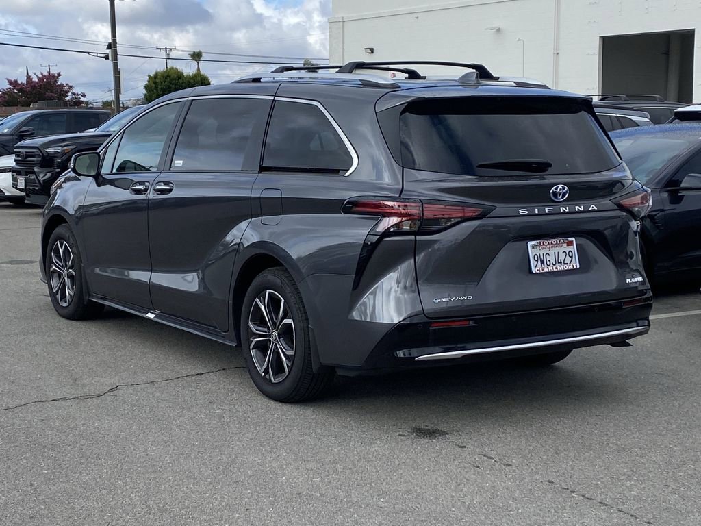 Used 2025 Toyota Sienna Platinum AWD/4WD image 4