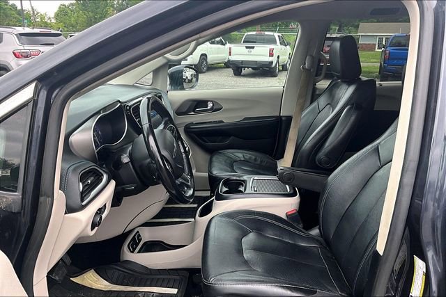 Used 2021 Chrysler Pacifica Touring-L image 9