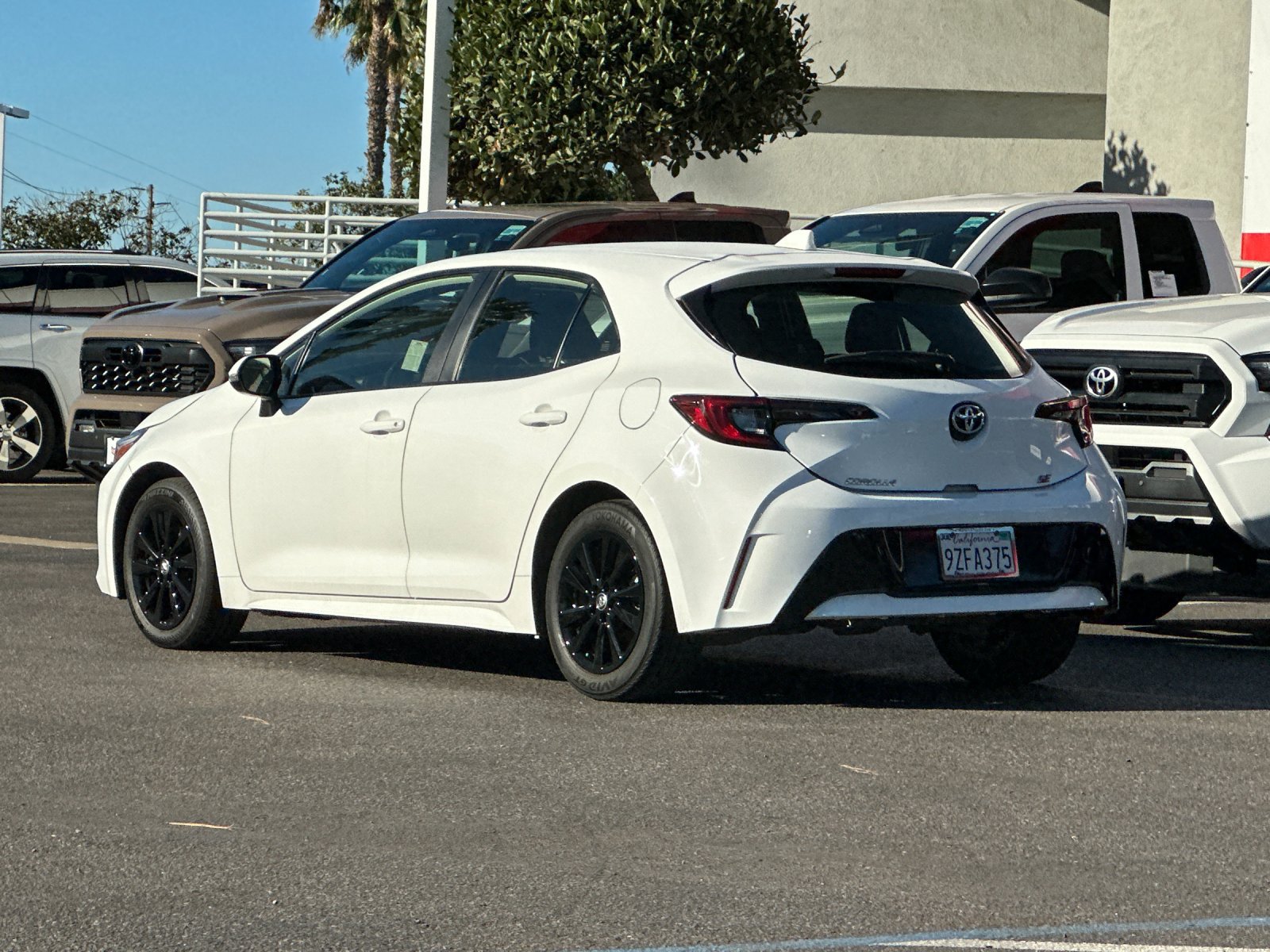 Used 2023 Toyota Corolla SE FWD image 3
