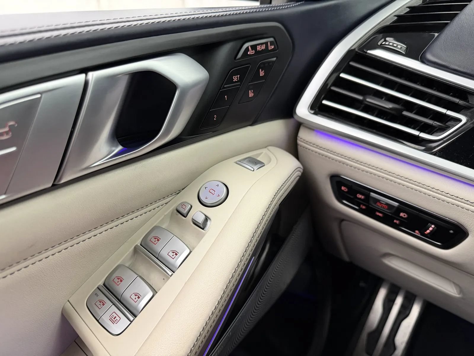 Used 2020 BMW X7 M50i w/ Executive Package AWD/4WD image 18