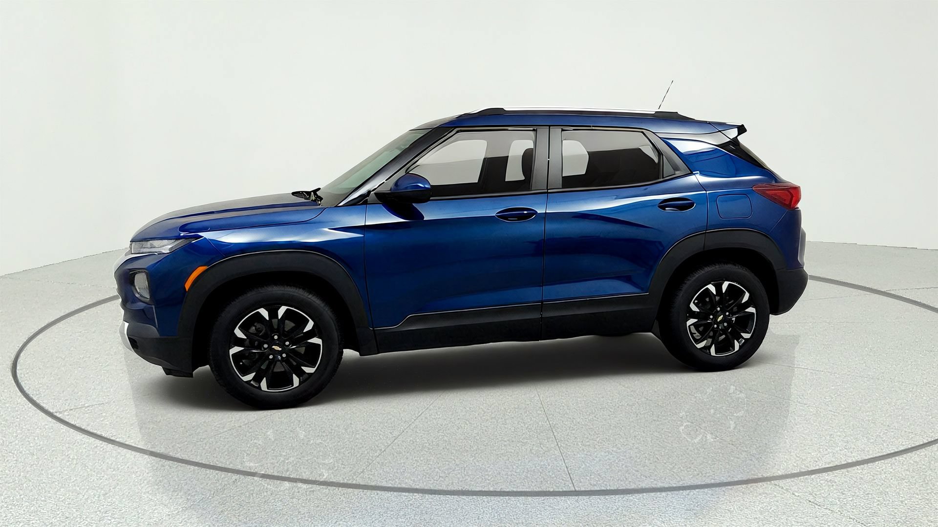 Used 2021 Chevrolet TrailBlazer LT w/ Convenience Package FWD image 2