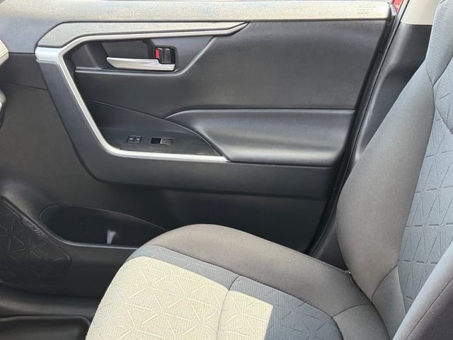 Used 2025 Toyota RAV4 XLE AWD/4WD image 18